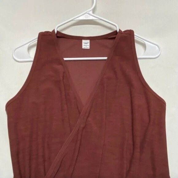 Old Navy Active Jumper Women's Small Maroon Sleeveless Breathe On V-Neck Top EUC - Picture 10 of 10
